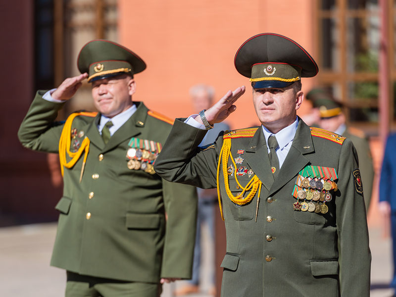 Последний выпуск военных. Военный Факультет БГУ Минск. Офицер РХБЗ. Армейская форма Офицерская 2021. Профессия военный офицер фото.